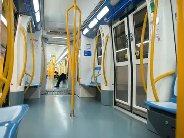 Interior de un tren de Metro de Madrid Interior de un tren de Metro de Madrid