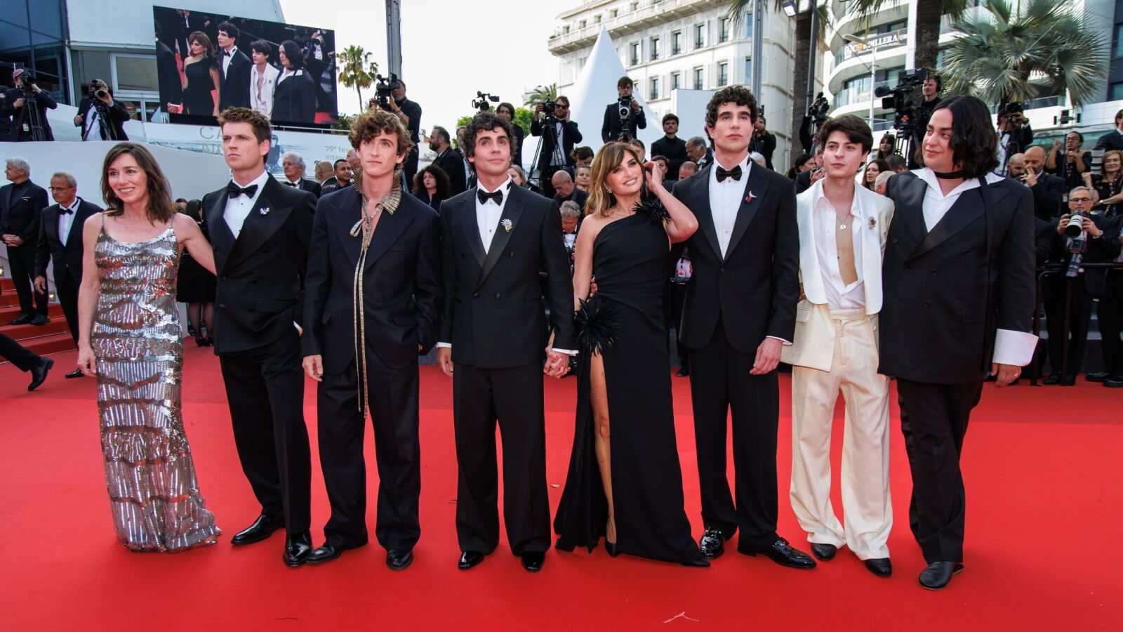 La bola negra, la nueva película de Javier Calvo y Javier Ambrossi, deslumbra en su première mundial del Festival de Cannes