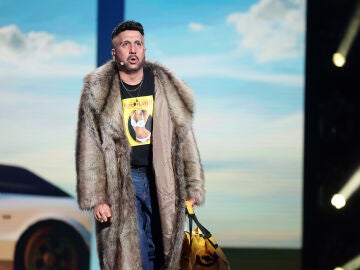 &iexcl;Mucho flow y poca verg&uuml;enza! An&iacute;bal G&oacute;mez se mete en la piel de C. Tangana y acaba con Chenoa en el escenario