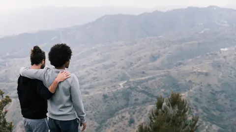 Dos amigos en la montaña Dos amigos en la montaña