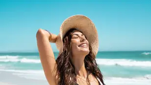 Una joven tomando el sol