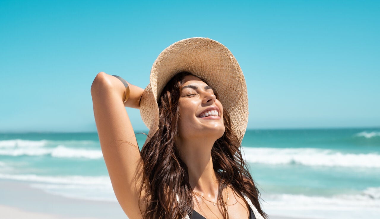 Una joven tomando el sol