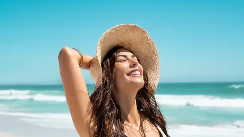 Una joven tomando el sol Una joven tomando el sol