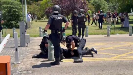 La marcha para pedir la dimisión de Sánchez acaba con 3 detenidos y 7 agentes heridos
