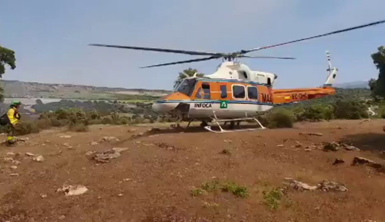 Un incendio en J&aacute;tar obliga a desplegar un amplio operativo a&eacute;reo y terrestre en Granada