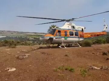 Un incendio en J&aacute;tar obliga a desplegar un amplio operativo a&eacute;reo y terrestre en Granada