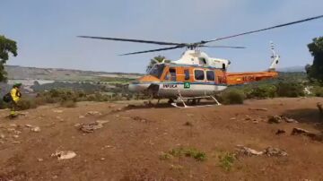 Un incendio en J&aacute;tar obliga a desplegar un amplio operativo a&eacute;reo y terrestre en Granada