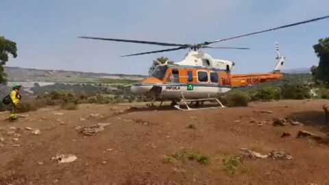 Un incendio en J&aacute;tar obliga a desplegar un amplio operativo a&eacute;reo y terrestre en Granada