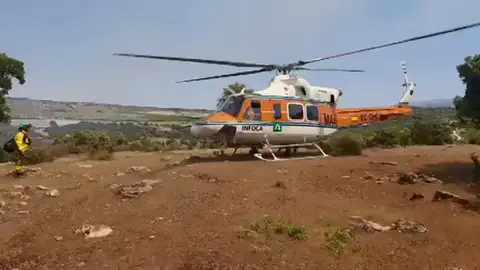 Un incendio en Játar obliga a desplegar un amplio operativo aéreo y terrestre en Granada Un incendio en Játar obliga a desplegar un amplio operativo aéreo y terrestre en Granada