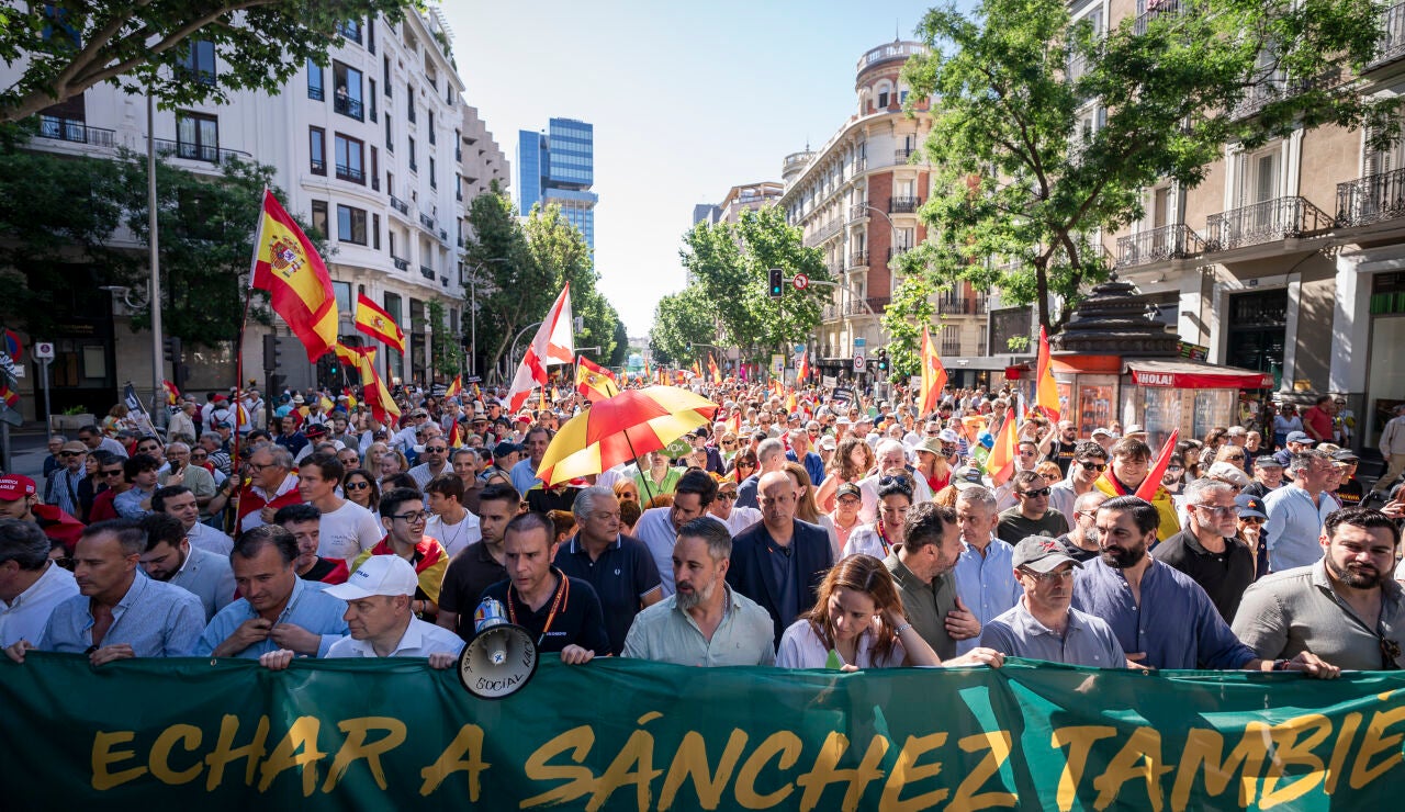 El presidente de Vox, Santiago Abascal (c), y la portavoz de Vox en la Asamblea de Madrid, Isabel P&eacute;rez Mo&ntilde;ino (4d), durante una manifestaci&oacute;n para exigir la dimisi&oacute;n del presidente del Gobierno, Pedro S&aacute;nchez