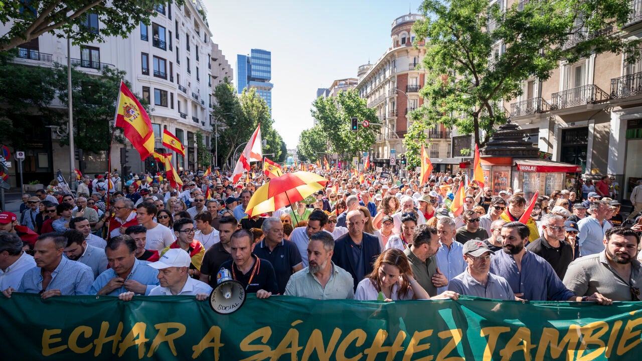 Miles de personas exigen en Madrid la dimisión de Sánchez y reclaman cárcel para Zapatero al grito de "queremos votar"