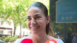 Maril&oacute; Montero atendiendo a los medios