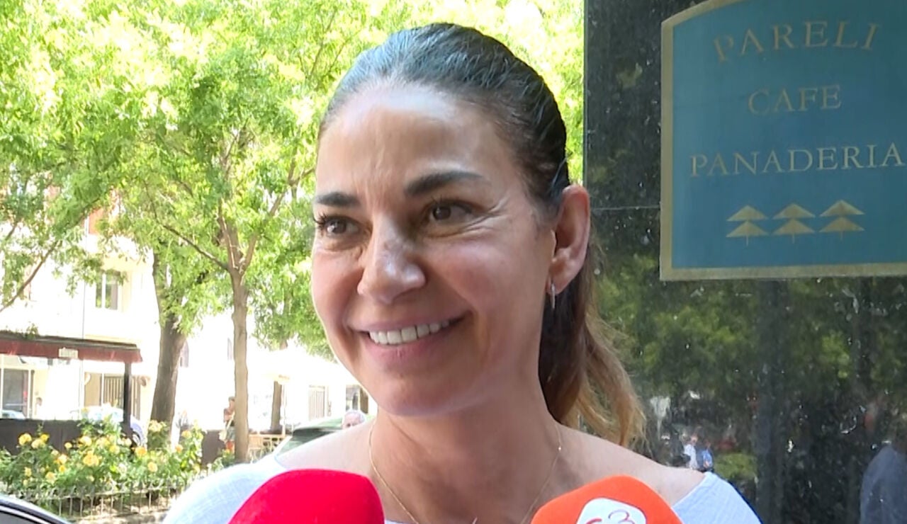 Maril&oacute; Montero atendiendo a los medios