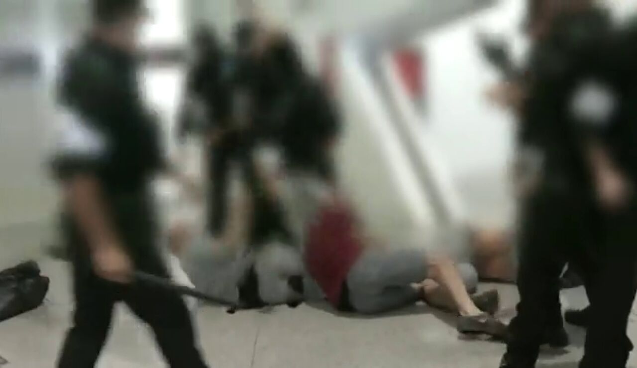 Tensi&oacute;n en el aeropuerto de Bilbao durante la llegada de activistas de la Global Sumud Flotilla