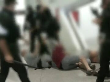 Tensi&oacute;n en el aeropuerto de Bilbao durante la llegada de activistas de la Global Sumud Flotilla