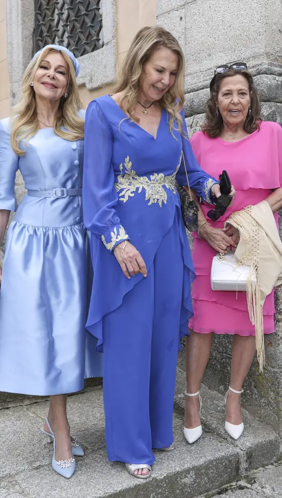 Ana Obregón junto a sus hermanas Amalia y Celia García Obregón Ana Obregón junto a sus hermanas Amalia y Celia García Obregón