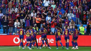 Las jugadoras del Barça celebran un gol de Pajor