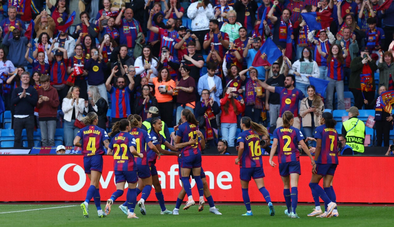 Las jugadoras del Bar&ccedil;a celebran un gol de Pajor