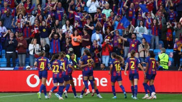 Las jugadoras del Bar&ccedil;a celebran un gol de Pajor