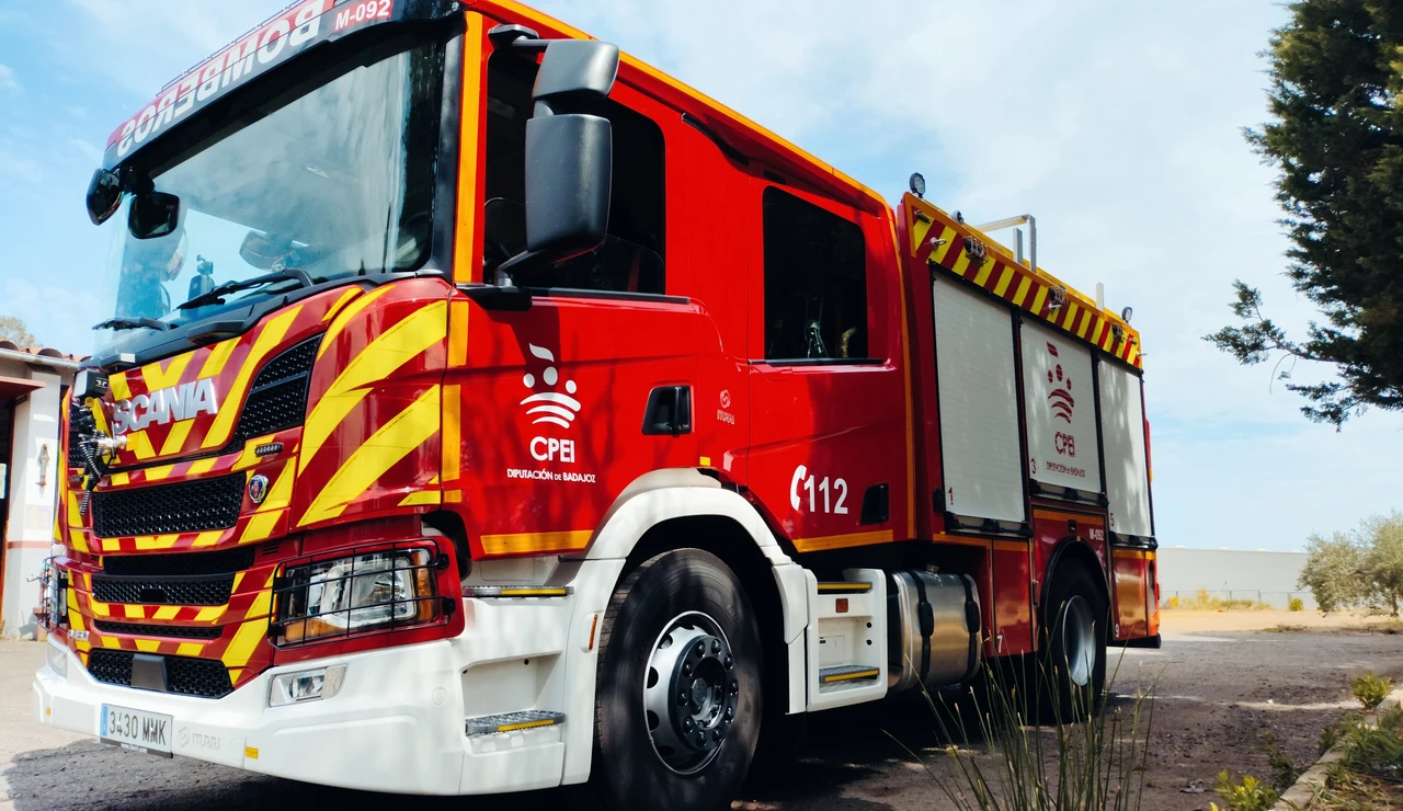 Un bombero sufre quemaduras de segundo grado por un incendio forestal en Badajoz