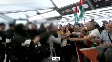 Los activistas gallegos vuelven a Santiago tras denunciar torturas y abusos en su retención en Israel Los activistas gallegos vuelven a Santiago tras denunciar torturas y abusos en su retención en Israel