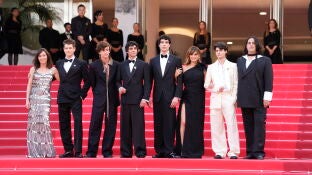 Parte del equipo de la pel&iacute;cula durante la alfombra roja de la pel&iacute;cula &lsquo;La bola Negra&rsquo;, a 21 de mayo de 2026, en Cannes (Francia). El Festival de Cannes acoge el estreno mundial de &lsquo;La Bola Negra&rsquo;, pel&iacute;cula dirigida por Javier Ambrossi y Javier Calvo. Inspirado en un texto inacabado de Federico Garc&iacute;a Lorca, el drama narra las vidas interconectadas de tres hombres homosexuales en tres &eacute;pocas distintas (1932, 1937 y 2017) ligadas por el deseo y la memoria. 21 MAYO 2026;CANNES;ALFOMBRA ROJA;P...