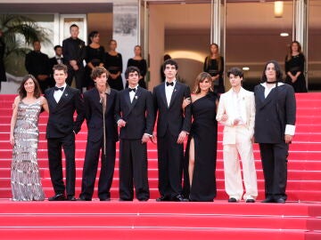 Parte del equipo de la pel&iacute;cula durante la alfombra roja de la pel&iacute;cula &lsquo;La bola Negra&rsquo;, a 21 de mayo de 2026, en Cannes (Francia). El Festival de Cannes acoge el estreno mundial de &lsquo;La Bola Negra&rsquo;, pel&iacute;cula dirigida por Javier Ambrossi y Javier Calvo. Inspirado en un texto inacabado de Federico Garc&iacute;a Lorca, el drama narra las vidas interconectadas de tres hombres homosexuales en tres &eacute;pocas distintas (1932, 1937 y 2017) ligadas por el deseo y la memoria. 21 MAYO 2026;CANNES;ALFOMBRA ROJA;P...