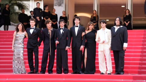 Parte del equipo de la pel&iacute;cula durante la alfombra roja de la pel&iacute;cula &lsquo;La bola Negra&rsquo;, a 21 de mayo de 2026, en Cannes (Francia). El Festival de Cannes acoge el estreno mundial de &lsquo;La Bola Negra&rsquo;, pel&iacute;cula dirigida por Javier Ambrossi y Javier Calvo. Inspirado en un texto inacabado de Federico Garc&iacute;a Lorca, el drama narra las vidas interconectadas de tres hombres homosexuales en tres &eacute;pocas distintas (1932, 1937 y 2017) ligadas por el deseo y la memoria. 21 MAYO 2026;CANNES;ALFOMBRA ROJA;P...