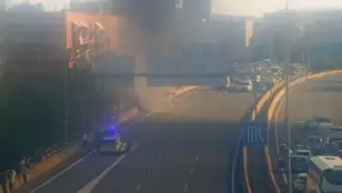 Autobús incendiado en la C-31 en Badalona