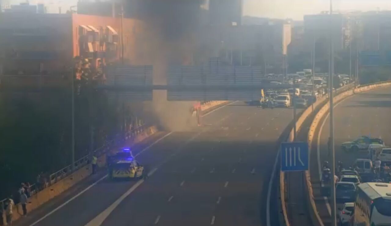Autob&uacute;s incendiado en la C-31 en Badalona