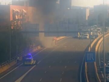 Autobús incendiado en la C-31 en Badalona Autobús incendiado en la C-31 en Badalona