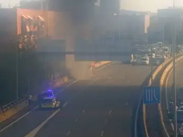 Autobús incendiado en la C-31 en Badalona Autobús incendiado en la C-31 en Badalona