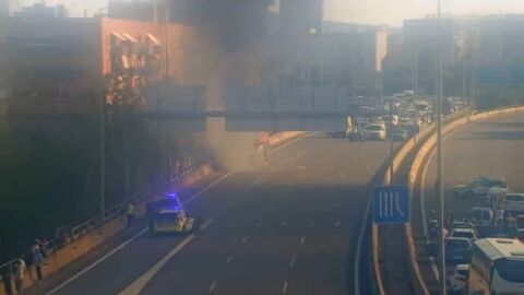 Autob&uacute;s incendiado en la C-31 en Badalona