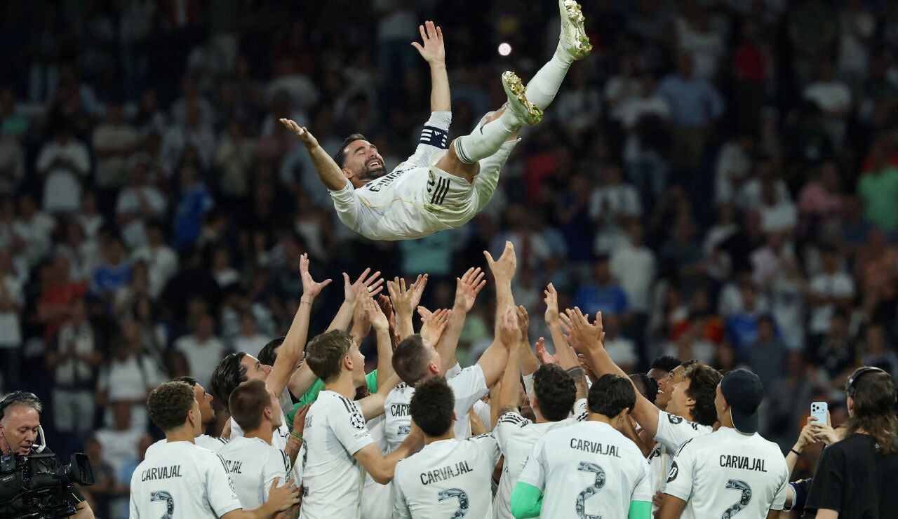 Dani Carvajal siendo manteado por sus compa&ntilde;eros