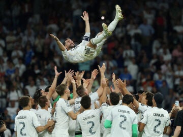Dani Carvajal siendo manteado por sus compa&ntilde;eros