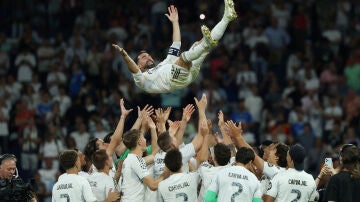 Dani Carvajal siendo manteado por sus compa&ntilde;eros