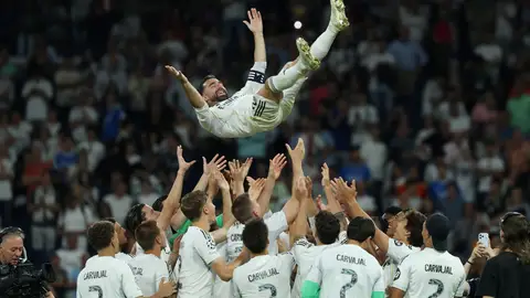 Dani Carvajal siendo manteado por sus compañeros Dani Carvajal siendo manteado por sus compañeros