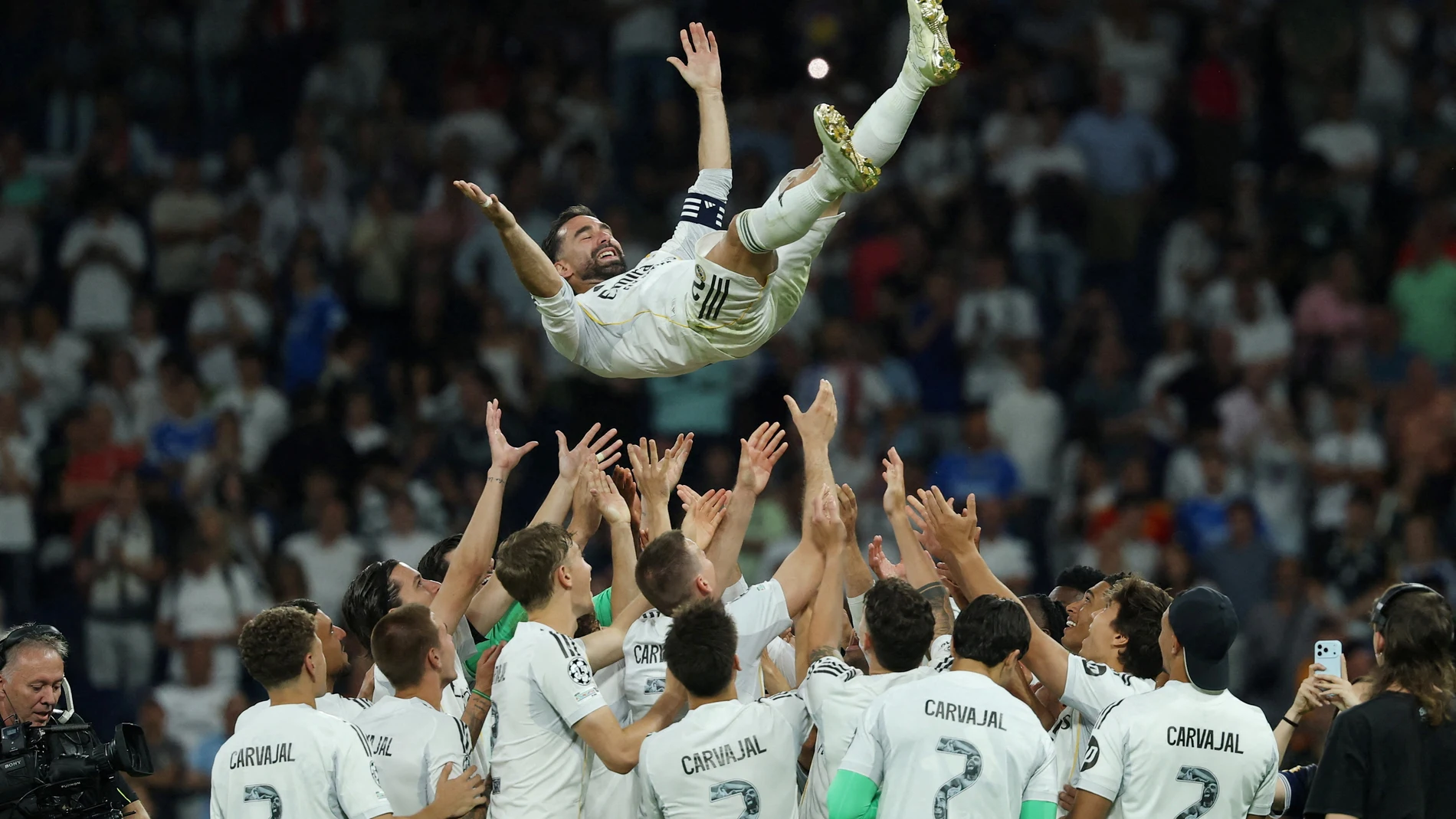Dani Carvajal siendo manteado por sus compañeros Dani Carvajal siendo manteado por sus compañeros