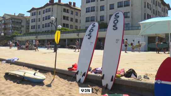 Tablas de surf para salvar vidas en la playa de Zarauz