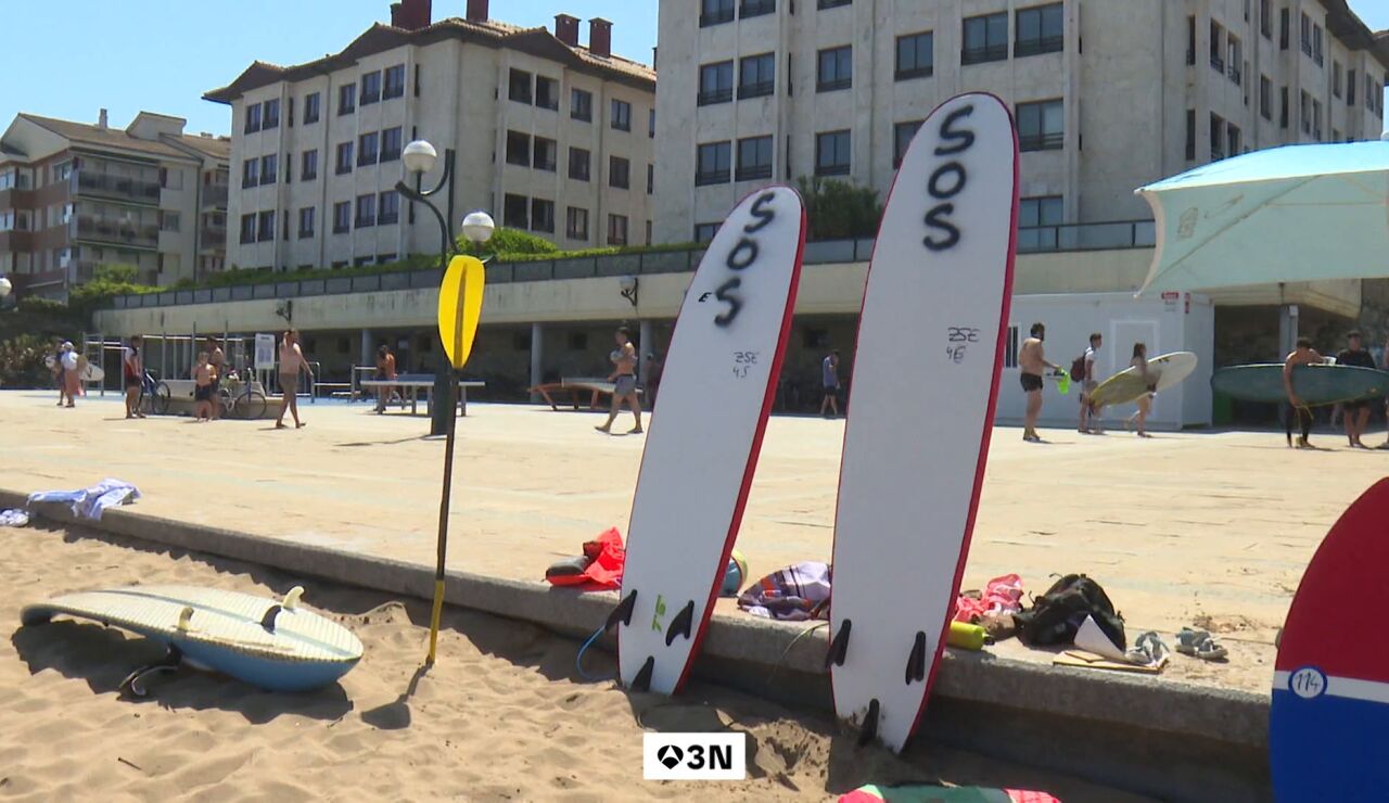 Tablas de surf para salvar vidas en la playa de Zarauz
