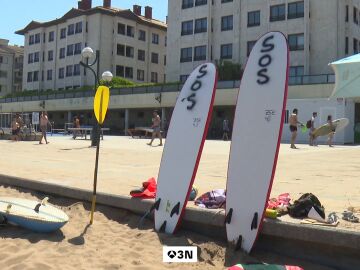 Tablas de surf para salvar vidas en la playa de Zarauz
