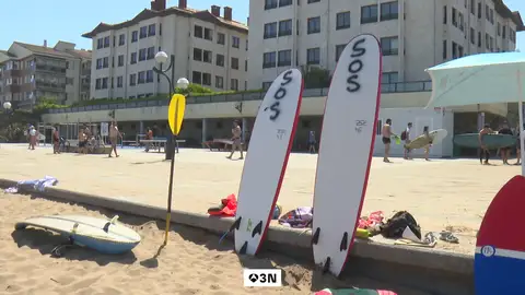 Tablas de surf para salvar vidas en la playa de Zarauz Tablas de surf para salvar vidas en la playa de Zarauz