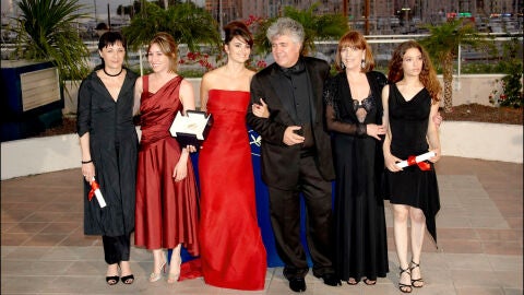 Blanca Portillo, Lola Dueñas, Penélope Cruz, Pedro Almodóvar, Carmen Maura y Yohanna Cobo durante la ceremonia de clausura del Festival de Cannes de 2006