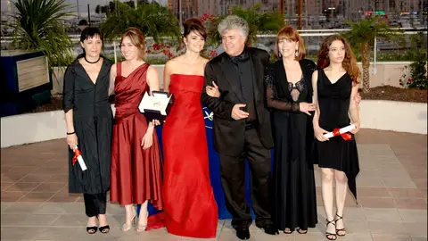 Blanca Portillo, Lola Dueñas, Penélope Cruz, Pedro Almodóvar, Carmen Maura y Yohanna Cobo durante la ceremonia de clausura del Festival de Cannes de 2006 Blanca Portillo, Lola Dueñas, Penélope Cruz, Pedro Almodóvar, Carmen Maura y Yohanna Cobo durante la ceremonia de clausura del Festival de Cannes de 2006