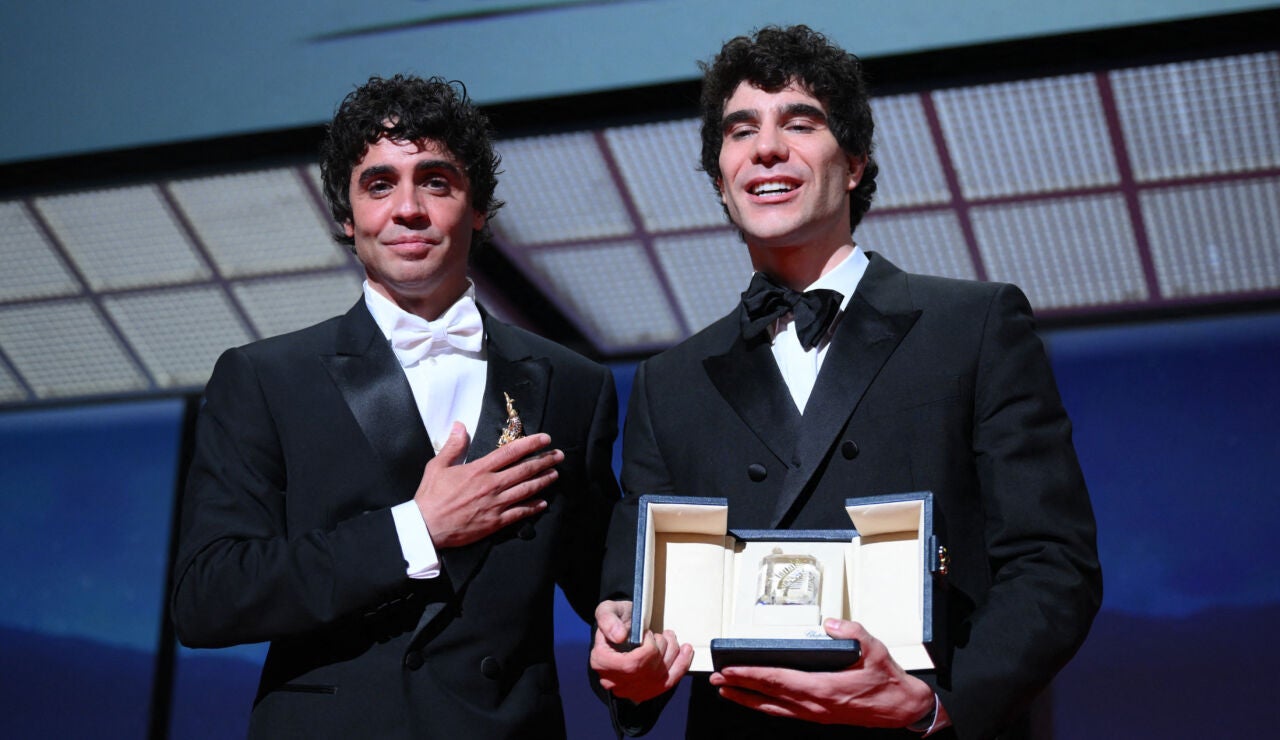 Javier Ambrossi y Javier Calvo con el premio a Mejor direcci&oacute;n en el Festival de Cannes