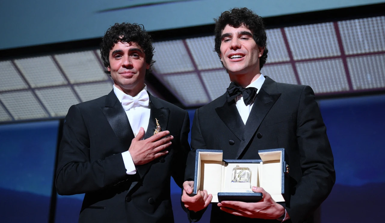 Javier Ambrossi y Javier Calvo con el premio a Mejor dirección en el Festival de Cannes