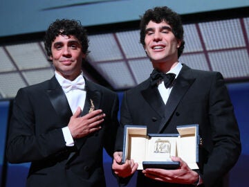 Javier Ambrossi y Javier Calvo con el premio a Mejor direcci&oacute;n en el Festival de Cannes