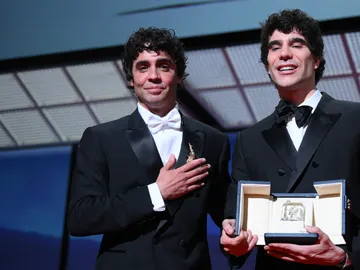 Javier Ambrossi y Javier Calvo con el premio a Mejor dirección en el Festival de Cannes Javier Ambrossi y Javier Calvo con el premio a Mejor dirección en el Festival de Cannes