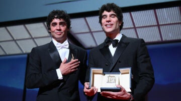 Javier Ambrossi y Javier Calvo con el premio a Mejor direcci&oacute;n en el Festival de Cannes