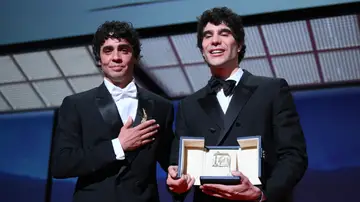 Javier Ambrossi y Javier Calvo con el premio a Mejor dirección en el Festival de Cannes Javier Ambrossi y Javier Calvo con el premio a Mejor dirección en el Festival de Cannes